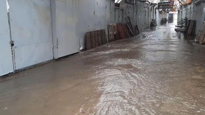 В Хмельницком ливень затопил вещевой рынок (видео)