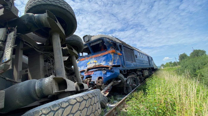 На Закарпатье пассажирский поезд столкнулся с грузовиком: есть пострадавшие, пассажиров эвакуировали
