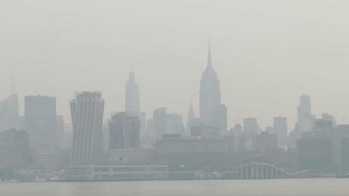 Нью-Йорк окутал густой дым из-за лесных пожаров