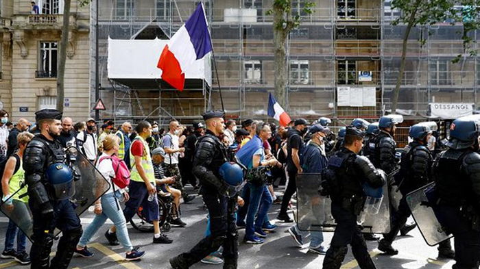 Протесты против COVID-пропусков во Франции: Сенат пошел на уступки