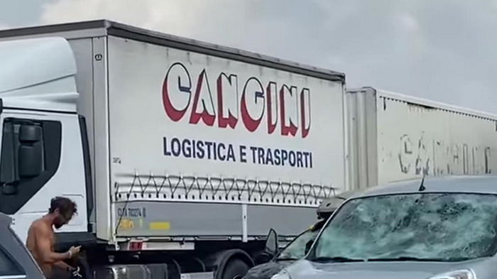 В Италии град повредил сотни авто (видео)