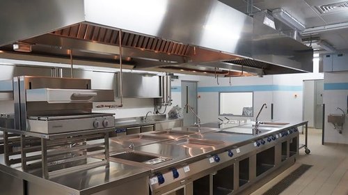 Назначение, особенности и преимущества вытяжных зонтов для кухни