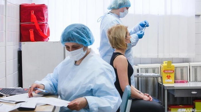 МОЗ: Украина готова прививать третьей дозой вакцин