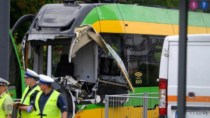 В Польше при столкновении двух трамваев пострадали более 30 человек (фото)