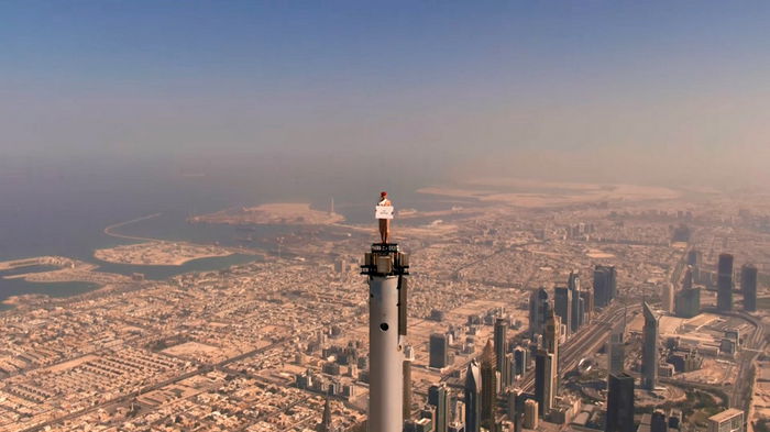Авиакомпания Emirates сняла рекламу на вершине самого высокого здания в мире (видео)