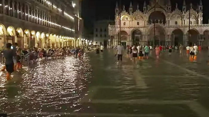 В Венеции полностью затопило площадь Святого Марка (видео)