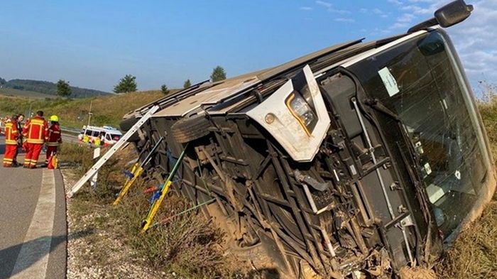 В Германии перевернулся автобус с туристами