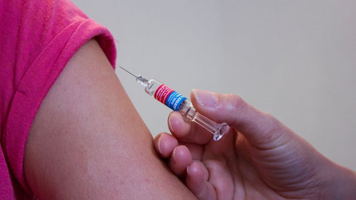 Эффективность вакцины Pfizer уменьшается стремительнее, чем AstraZeneca