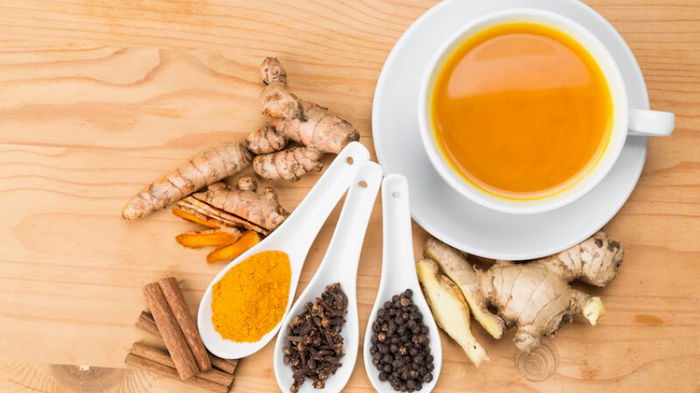Напиток, чтобы быстро укрепить иммунитет: чай с куркумой, имбирём и чесноком