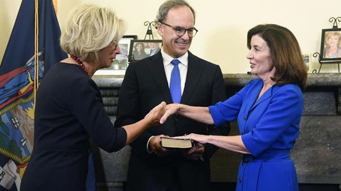 Губернатором штата Нью-Йорк впервые стала женщина