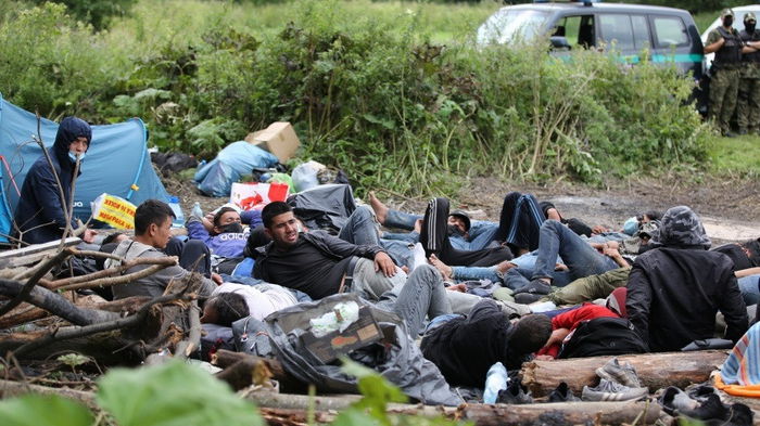 Польша предложила гуманитарную помощь мигрантам на границе с Беларусью