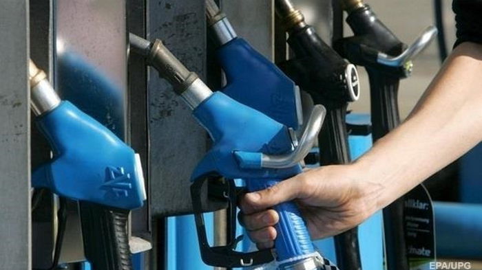 АЗС второй раз подряд обязали снизить цены