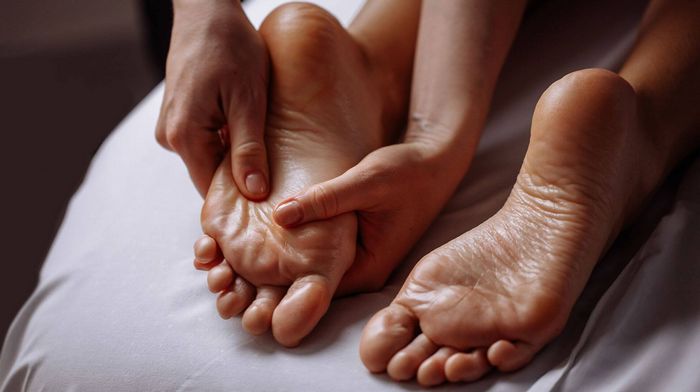 Стоит ли тратить деньги на массаж ног и стоп?
