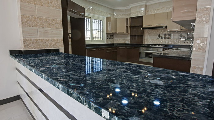 Использование чёрного гранита на кухне