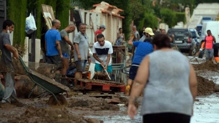 В Испании расчищают улицы после масштабного наводнения (фото)