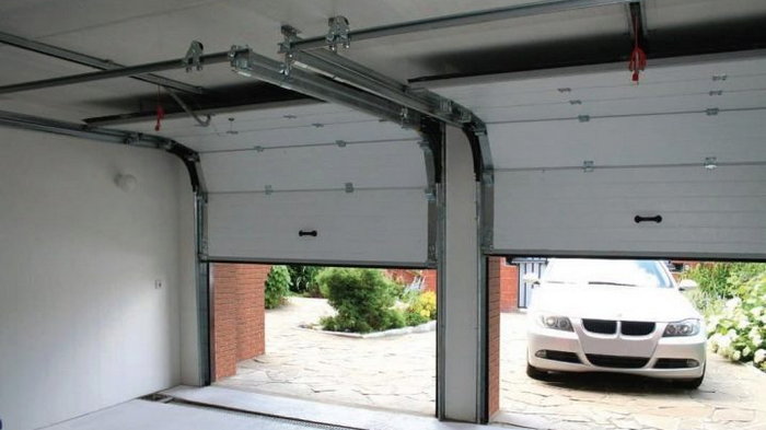 Секционные гаражные ворота: преимущества и особенности