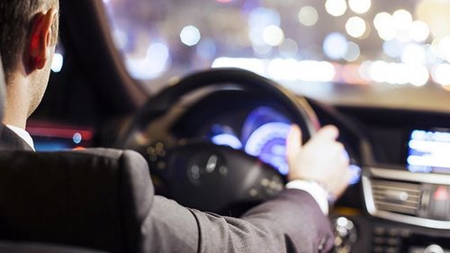 Кто и зачем арендует авто с водителем?