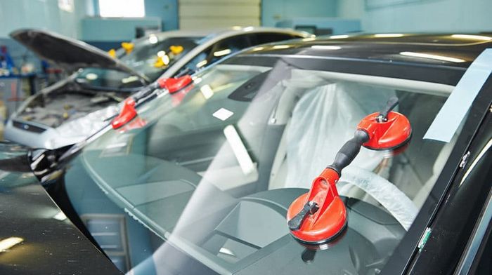 Особенности замены лобового стекла