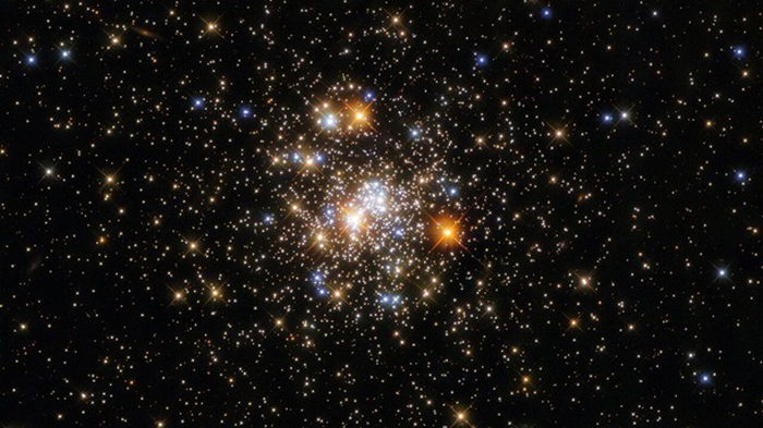Hubble показал шарообразное скопление звезд в созвездии Стрелец