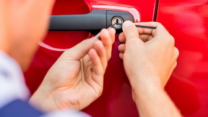 Кому доверить аварийное вскрытие двери