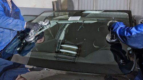 Особенности замены лобового стекла