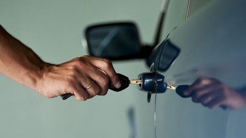 Кому доверить аварийное вскрытие двери