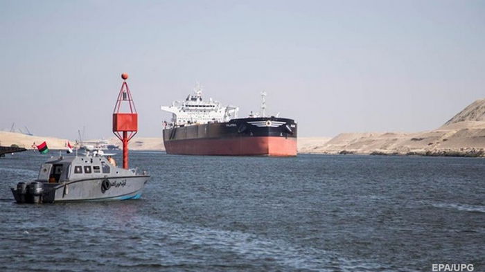 Танкер сел на мель в Суэцком канале