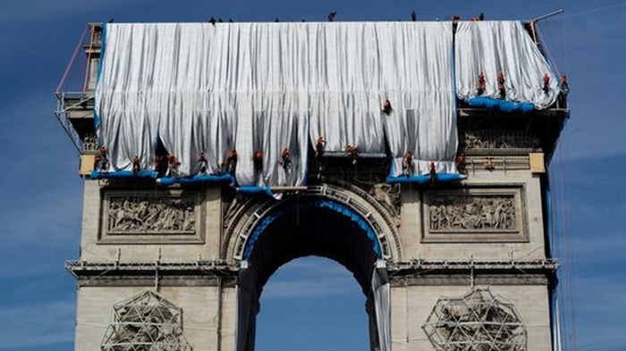 В Париже Триумфальную арку накрыли тканью (фото)