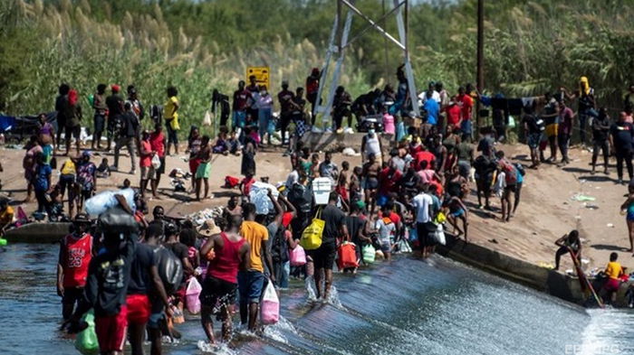 США депортируют тысячи гаитянских мигрантов
