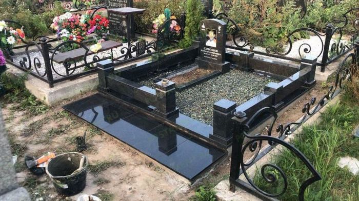 Почему стоит купить гранитный забор на кладбище?