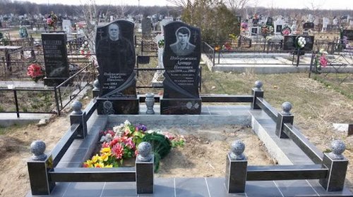 Почему стоит купить гранитный забор на кладбище?