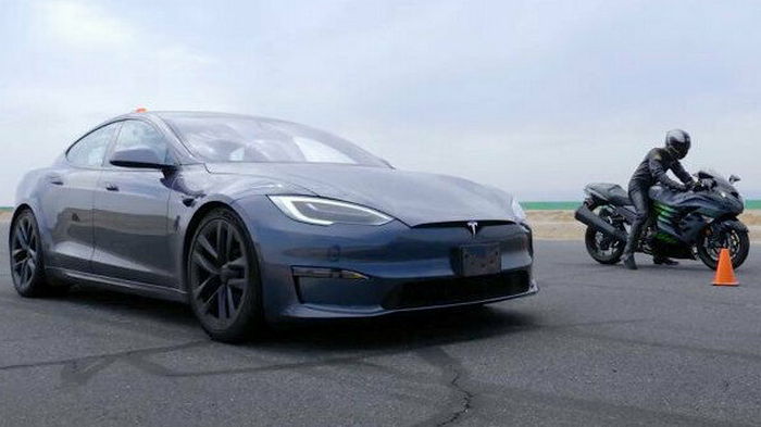 Tesla Model S сразилась с самыми быстрыми супербайками (видео)