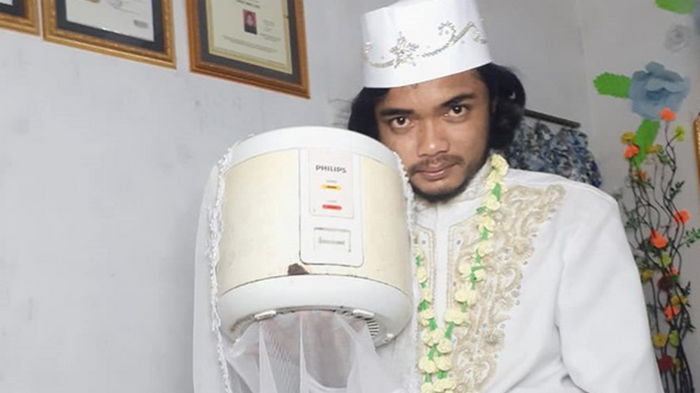 Житель Индонезии женился на рисоварке (фото)