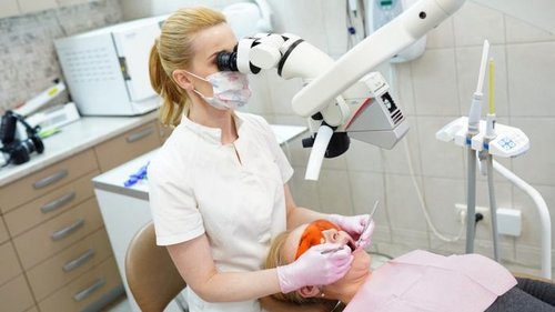 Лечение зубов под микроскопом: особенности, показания и плюсы