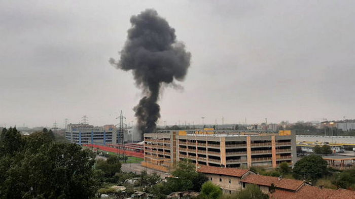 В Милане самолет румынского миллиардера врезался в здание, восемь человек погибли (фото)