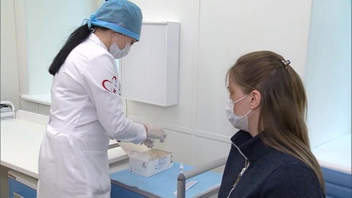 Число случаев COVID в мире упало на 25% за месяц