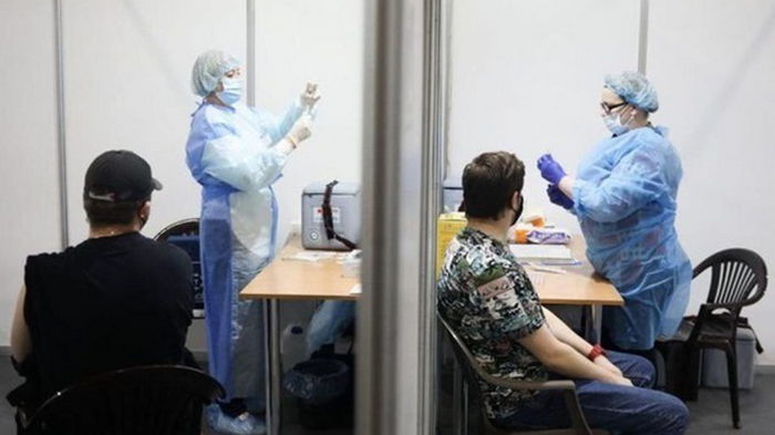 COVID-вакцинацию прошли еще 53 тысячи украинцев