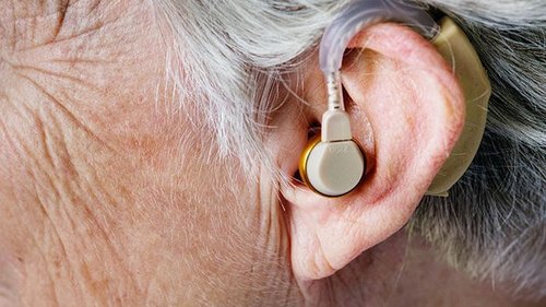 Центр Слуха: как выбрать слуховой аппарат для пожилого человека?
