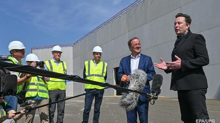 Маск рассказал, когда появятся первые европейские Tesla