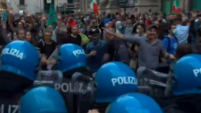 В Риме тысячи людей вышли на акцию протеста