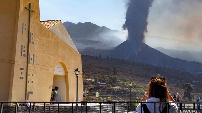 На острове Пальма обрушился склон кратера вулкана (видео)