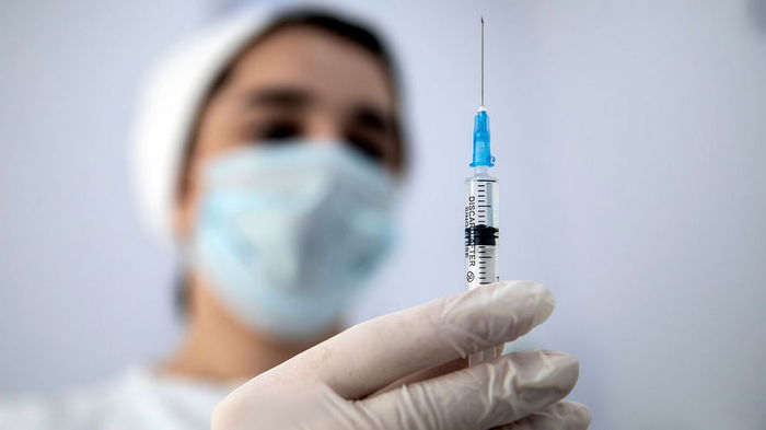 В МОЗ объяснили, почему медики не в списке обязательной вакцинации