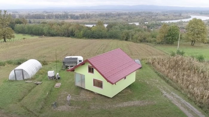 У Боснії чоловік збудував дружині дім, що обертається. Вона просила урізноманітнити види з вікна (видео)