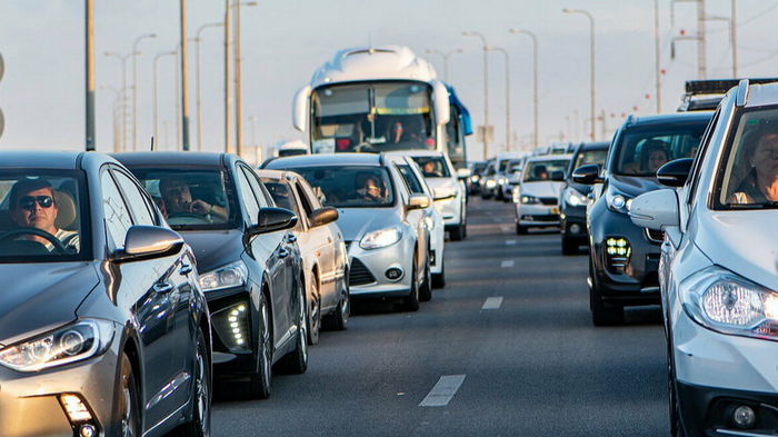 Водителям напомнили, как правильно ездить в дождливую погоду