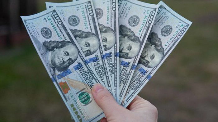 НБУ вдвое сократил выкуп валюты на межбанке