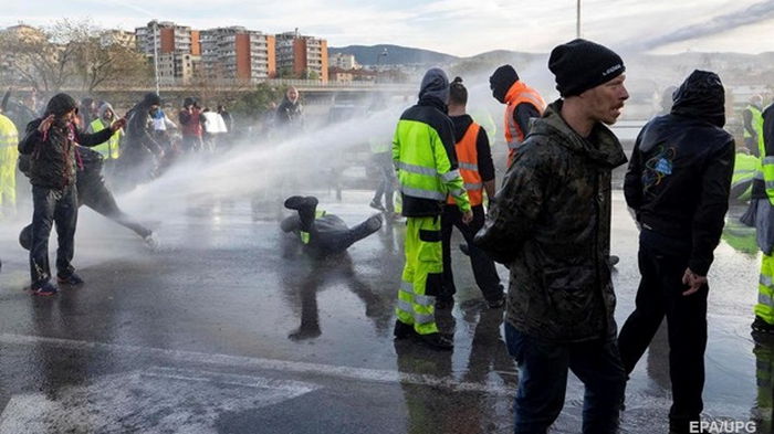 В Италии протест антивакцинаторов разогнали водометами