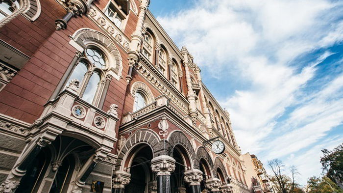 НБУ резко нарастил покупку дешевого доллара