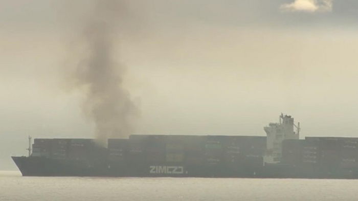На границе Канады и США горит грузовой корабль