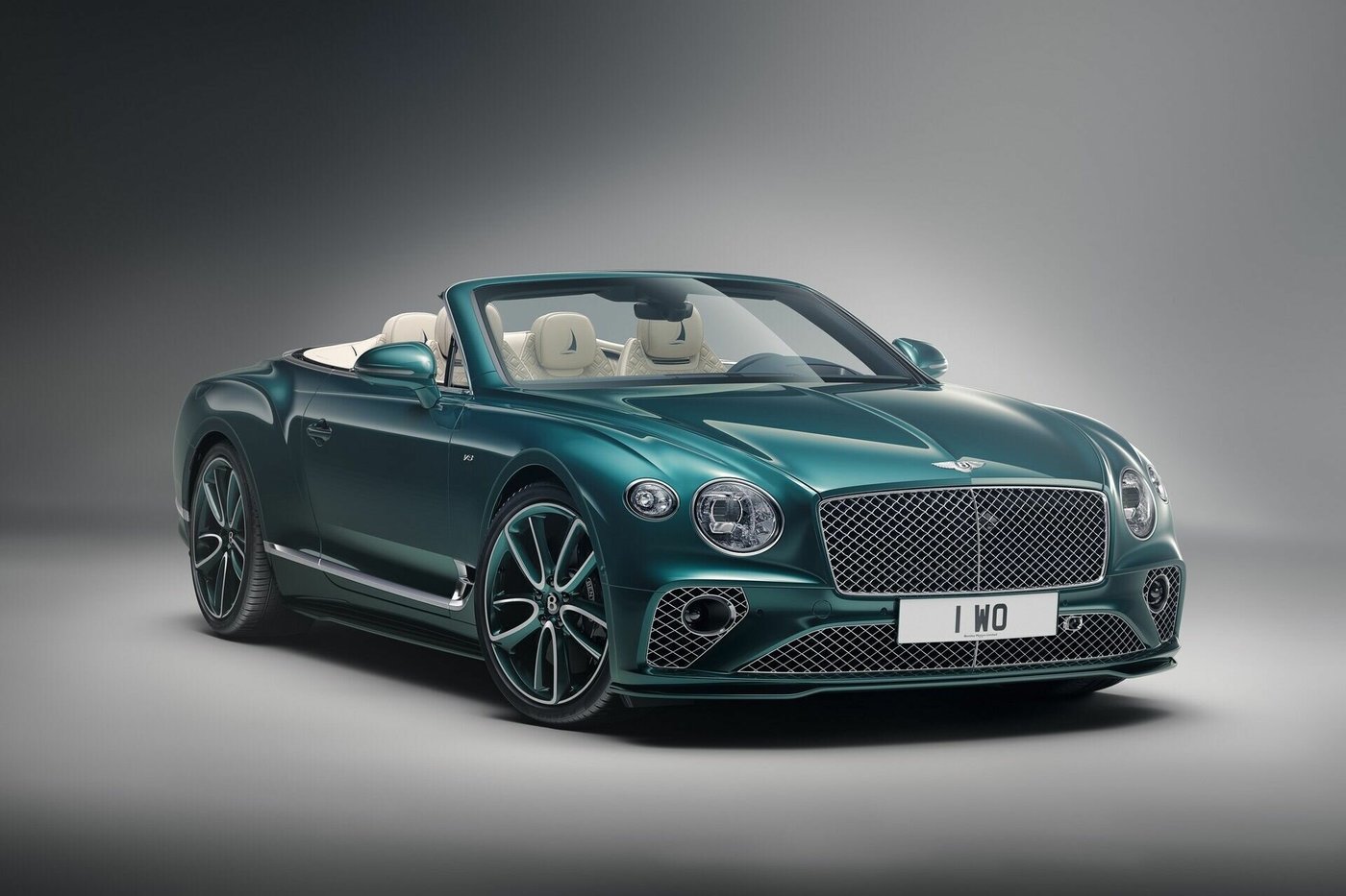 Bentley представит трио новых моделей из коллекций Mulliner (фото)