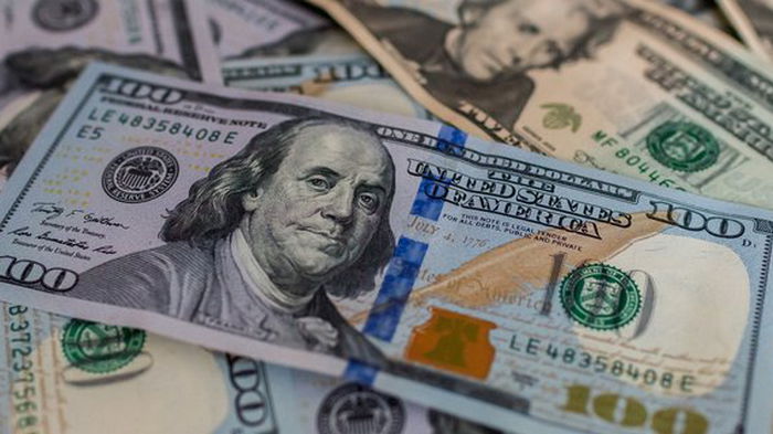 Курс доллара на межбанке еще снизился